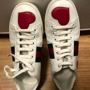 Embroidered heart-shaped ladies sneakers